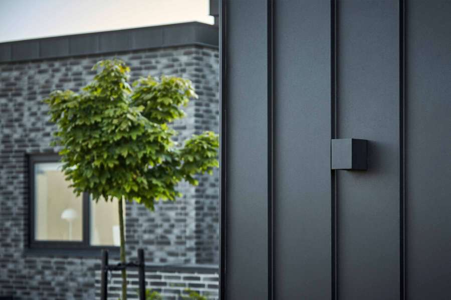 Stilfuld stålbeklædning af dobbeltgarage, Klosterlunden 7, 9490 Pandrup